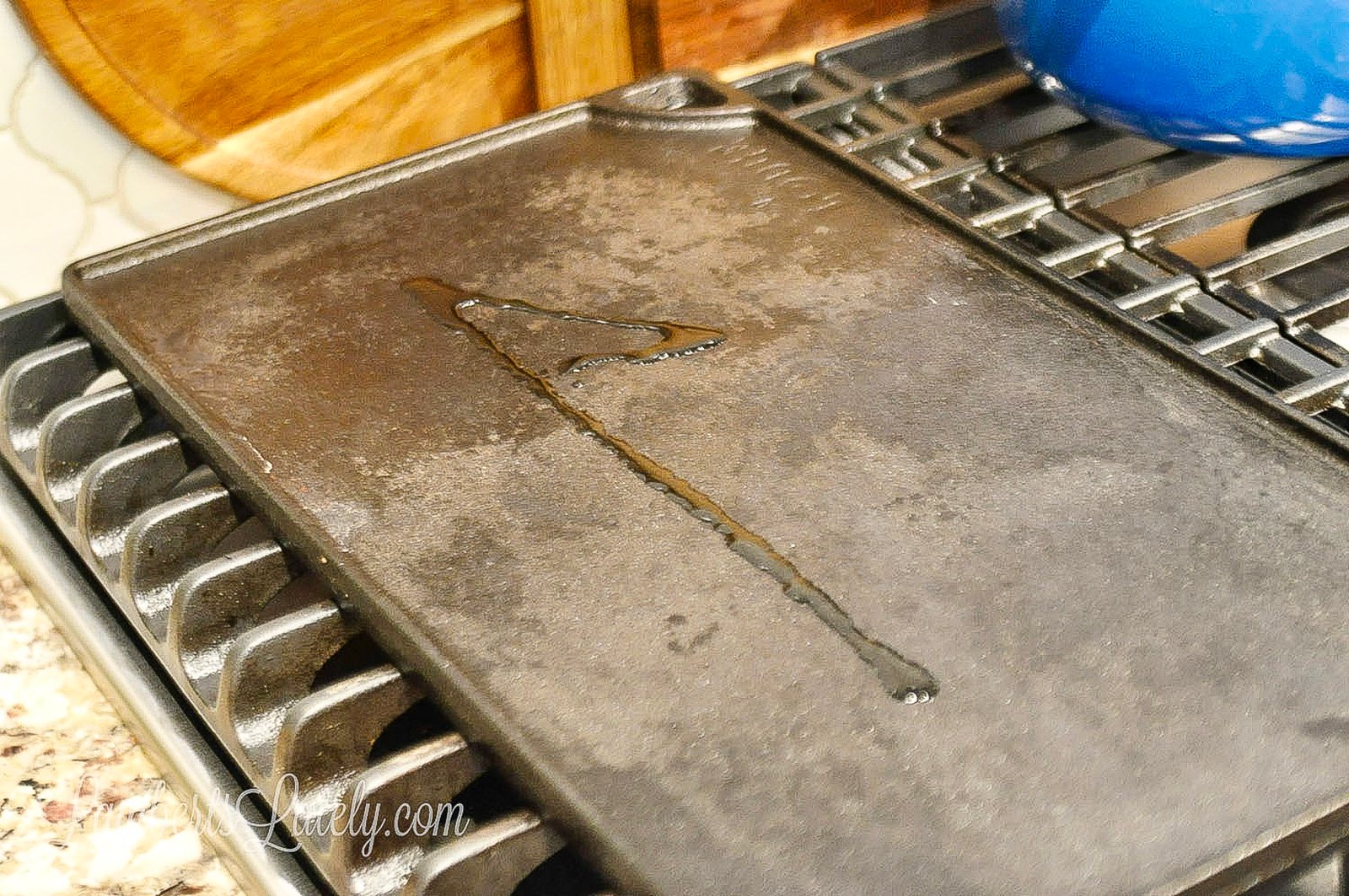 clean cast iron griddle remove rust grease 2